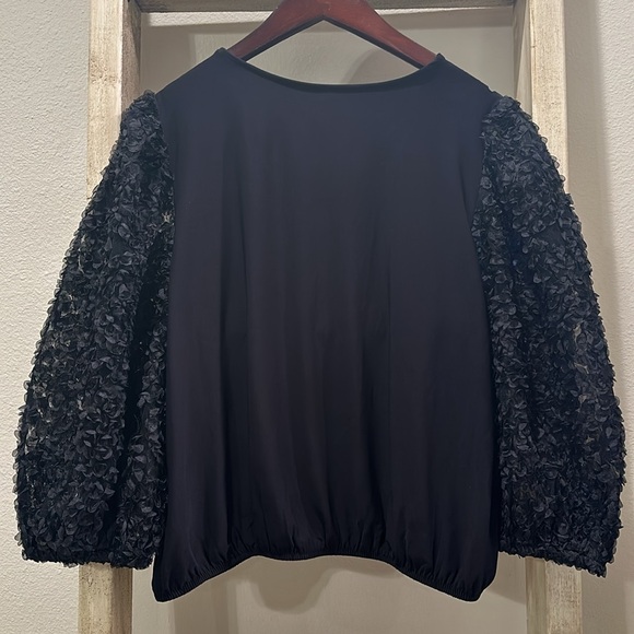 NWT EXPRESS Skimming Textured Floral Puff Sleeve Tee Black Women- Size L - Picture 7 of 10